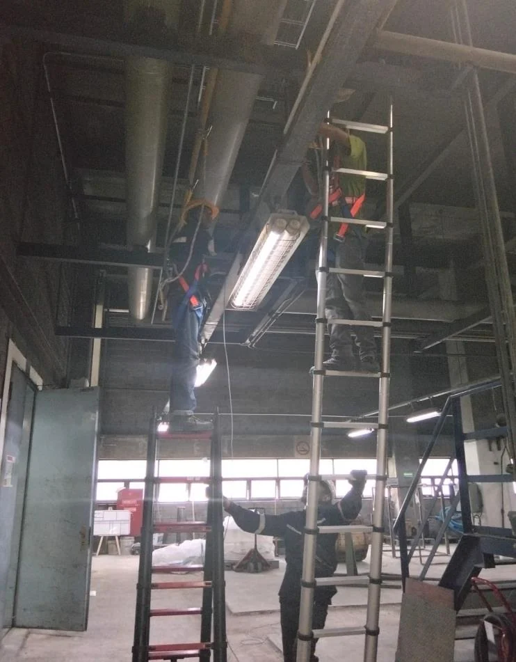 Penarikan kabel dan mounting pada area produksi.
