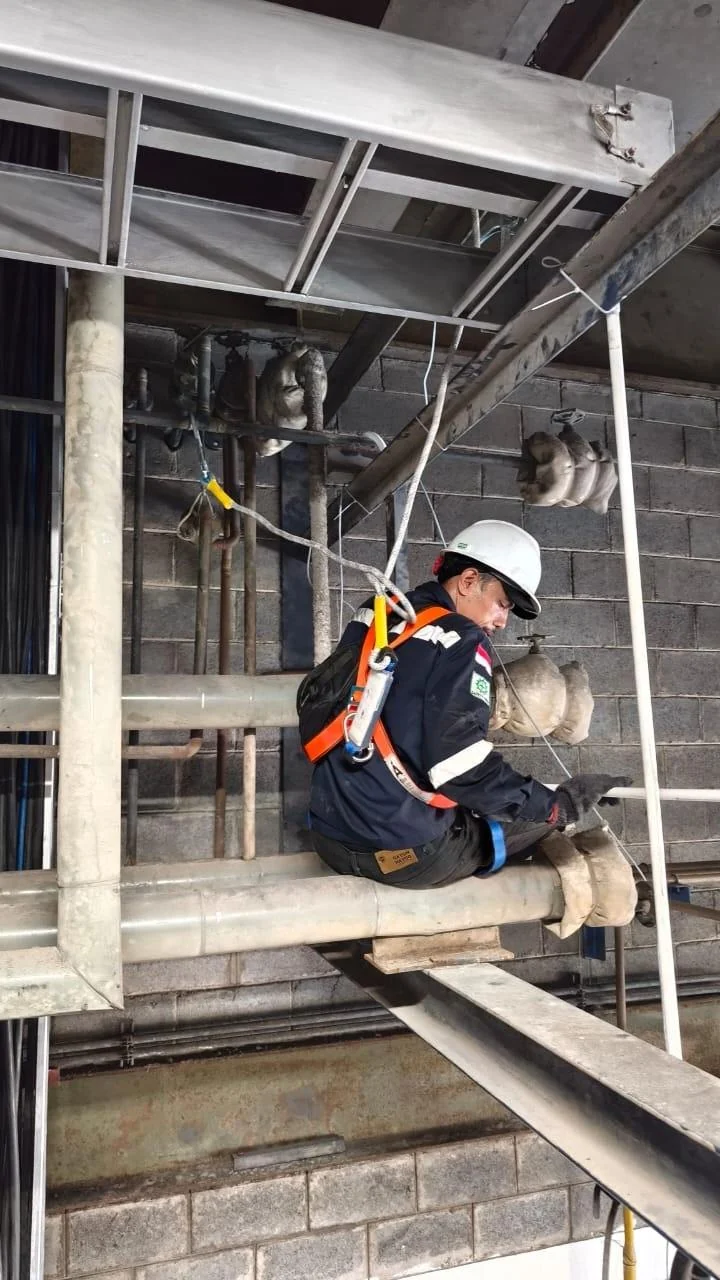 Aktivitas mounting dan instalasi kamera.