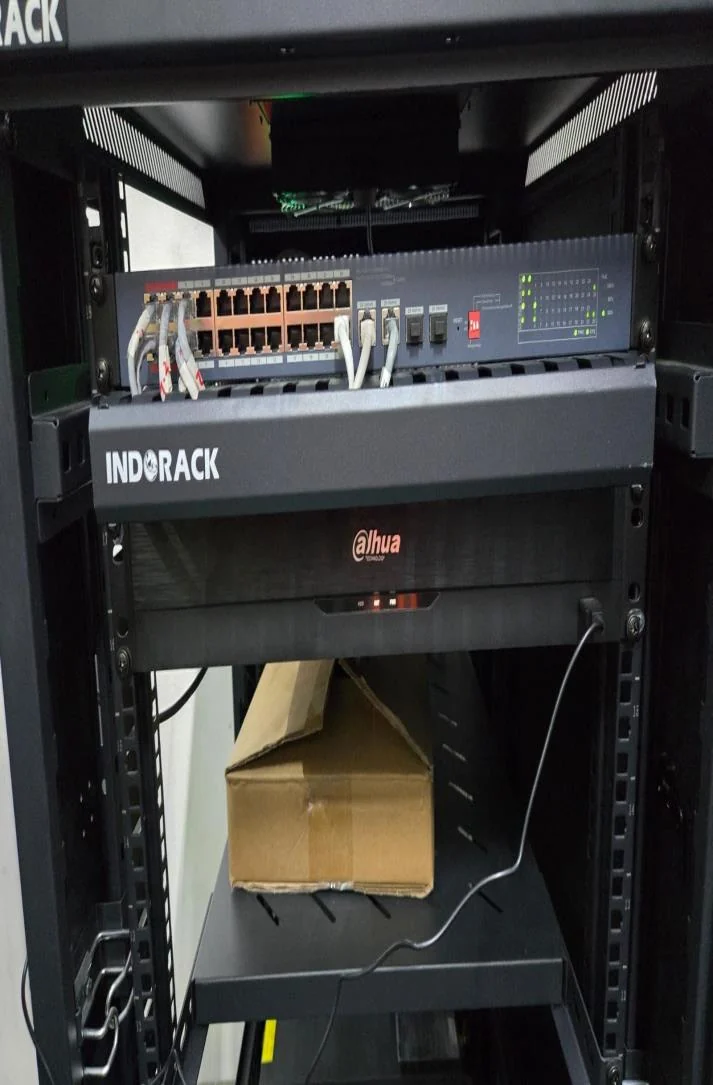 Perangkat PoE dan rack untuk distribusi CCTV.