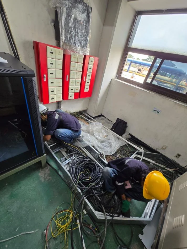 Penarikan kabel CCTV pada ruang server.