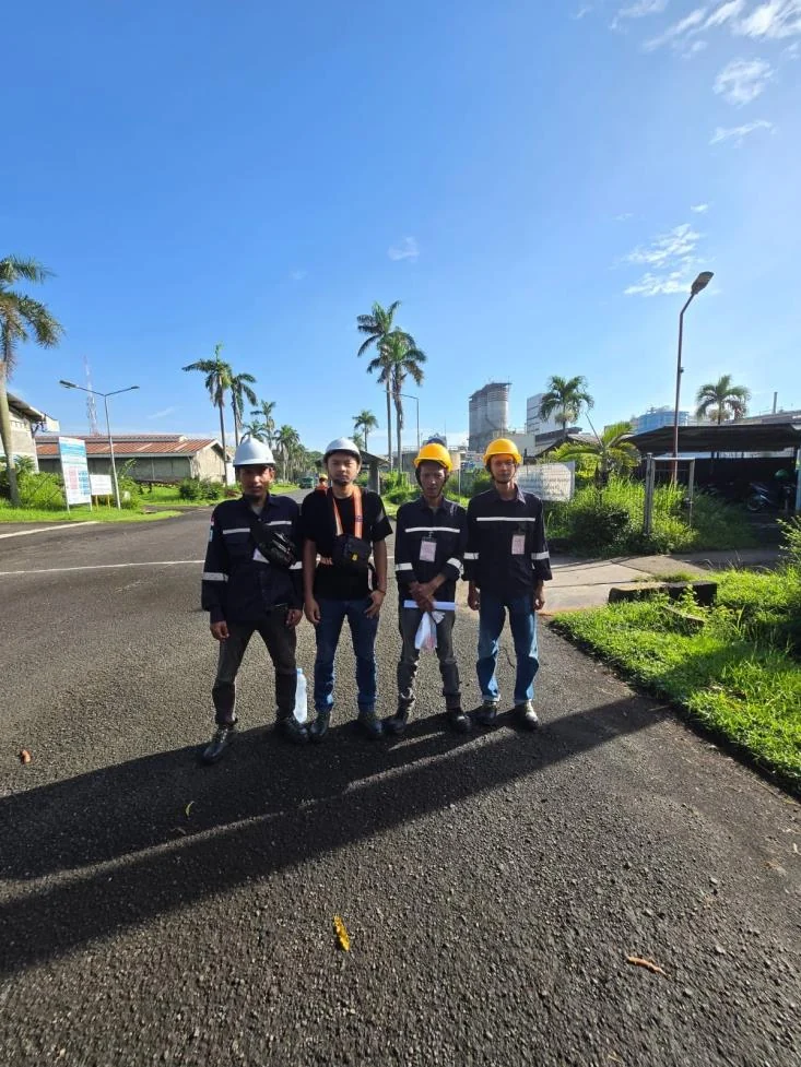 Tim HALO-TECHS melakukan instalasi CCTV pada fasilitas polyester manufacturing