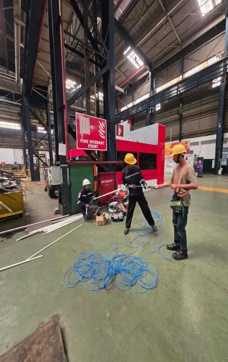 Dokumentasi pekerjaan instalasi di area industri.
